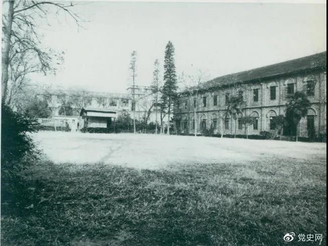 　　1927年3月18日，毛澤東出席在武昌舉行的河南武裝農(nóng)民代表大會(huì)，并作湖南農(nóng)運(yùn)狀況報(bào)告。圖為大會(huì)會(huì)場——武昌農(nóng)講所大操場。